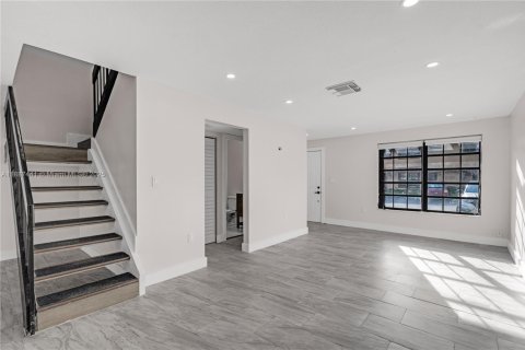 Adosado en alquiler en Miami, Florida, 3 dormitorios, 126.35 m2 № 1933051 - foto 13