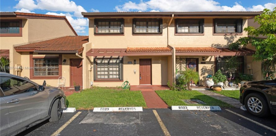 Adosado en Miami, Florida 3 dormitorios, 126.35 m2 № 1933051