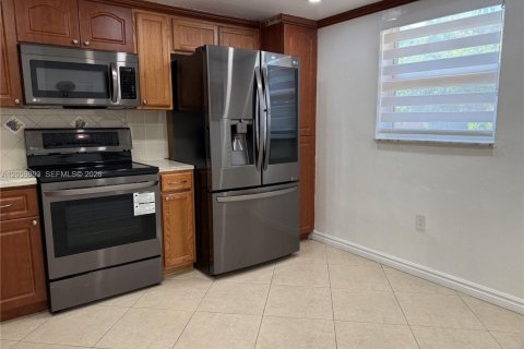 Copropriété à louer à Hialeah, Floride: 2 chambres, 90.77 m2 № 2264523 - photo 13