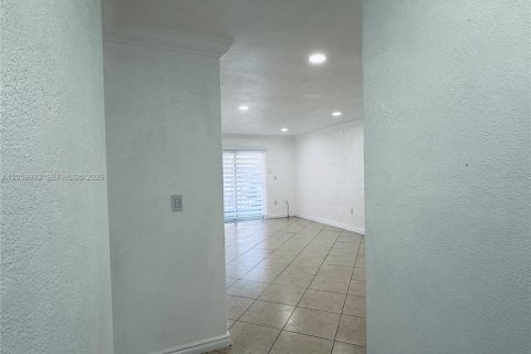 Copropriété à louer à Hialeah, Floride: 2 chambres, 90.77 m2 № 2264523 - photo 5