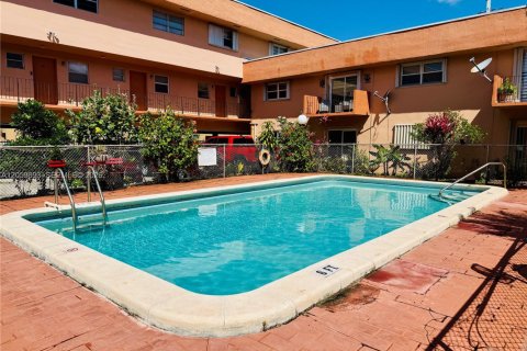 Copropriété à louer à Hialeah, Floride: 2 chambres, 90.77 m2 № 2264523 - photo 2