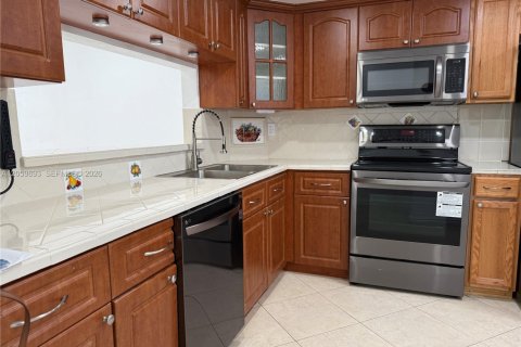 Copropriété à louer à Hialeah, Floride: 2 chambres, 90.77 m2 № 2264523 - photo 12