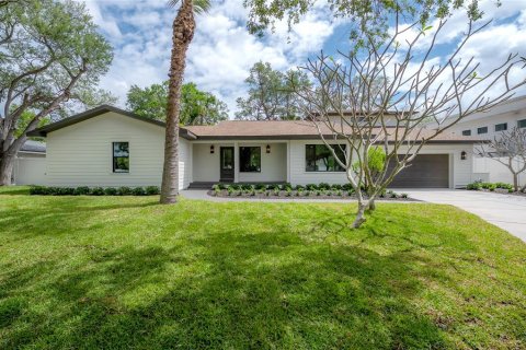 House in Tampa, Florida 4 bedrooms, 273.97 sq.m. № 2095476
