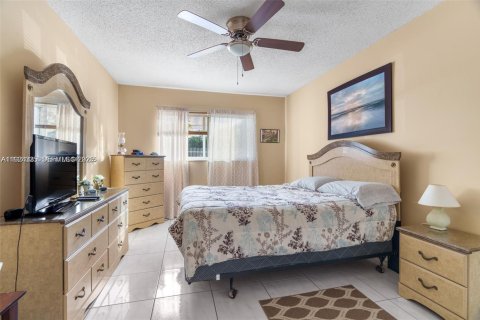 Condo in Hollywood, Florida, 2 bedrooms  № 2038922 - photo 20