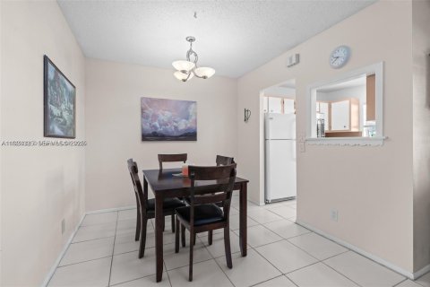 Condo in Hollywood, Florida, 2 bedrooms  № 2038922 - photo 15