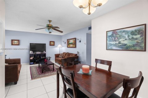 Condo in Hollywood, Florida, 2 bedrooms  № 2038922 - photo 3