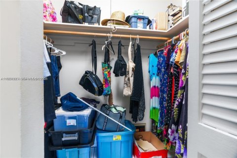 Condo in Hollywood, Florida, 2 bedrooms  № 2038922 - photo 19