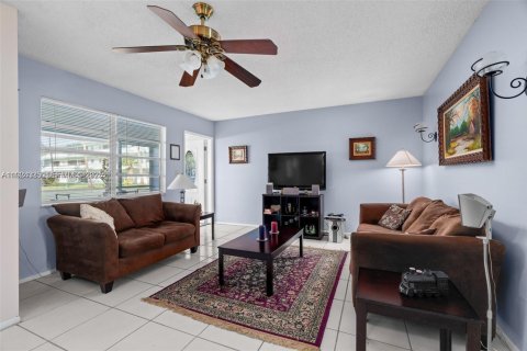 Condo in Hollywood, Florida, 2 bedrooms  № 2038922 - photo 2