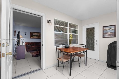 Condo in Hollywood, Florida, 2 bedrooms  № 2038922 - photo 12