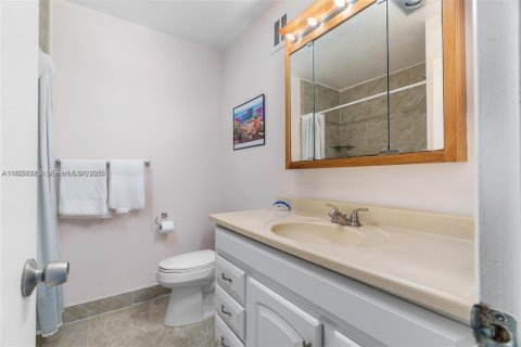 Condo in Hollywood, Florida, 2 bedrooms  № 2038922 - photo 8