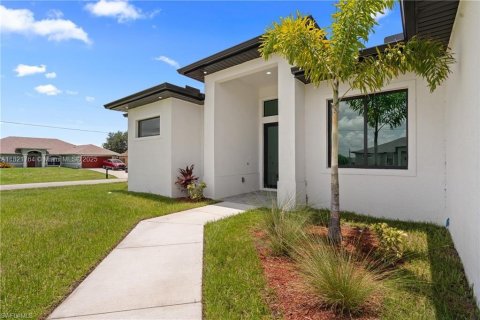 House in Lehigh Acres, Florida 4 bedrooms, 165.64 sq.m. № 1784115 - photo 4