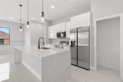 House in Lehigh Acres, Florida 4 bedrooms, 165.64 sq.m. № 1784115 - photo 11