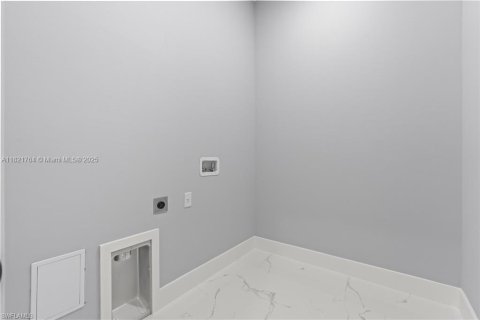 House in Lehigh Acres, Florida 4 bedrooms, 165.64 sq.m. № 1784115 - photo 25
