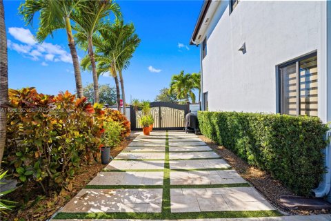 Villa ou maison à vendre à Miami, Floride: 4 chambres, 233.84 m2 № 2017404 - photo 27