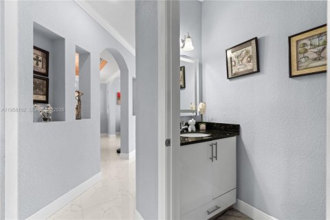 Villa ou maison à vendre à Miami, Floride: 4 chambres, 233.84 m2 № 2017404 - photo 29