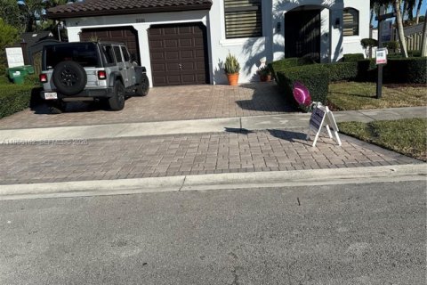 House in Miami, Florida 4 bedrooms, 233.84 sq.m. № 2017404