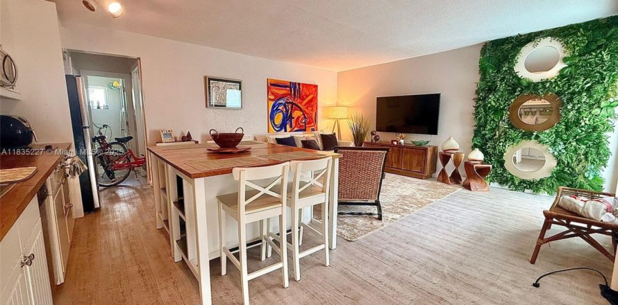 Condominio en Miami Beach, Florida, 1 dormitorio  № 1818124