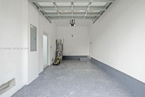 House in Fort Lauderdale, Florida 4 bedrooms, 179.58 sq.m. № 2003669 - photo 24