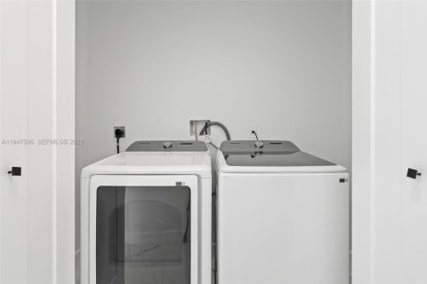 House in Fort Lauderdale, Florida 4 bedrooms, 179.58 sq.m. № 2003669 - photo 25