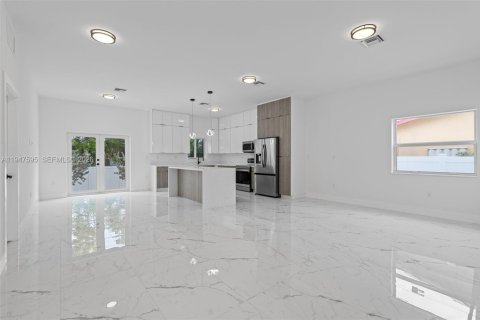 House in Fort Lauderdale, Florida 4 bedrooms, 179.58 sq.m. № 2003669 - photo 4