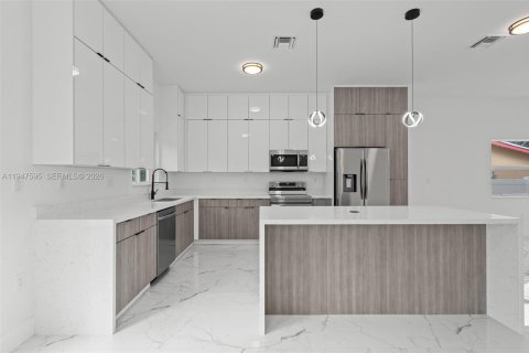 House in Fort Lauderdale, Florida 4 bedrooms, 179.58 sq.m. № 2003669 - photo 8