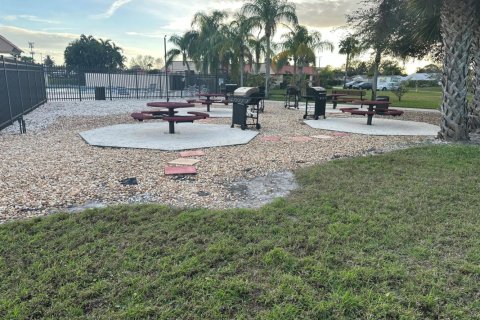 Condo in Jensen Beach, Florida, 1 bedroom  № 1136611 - photo 1