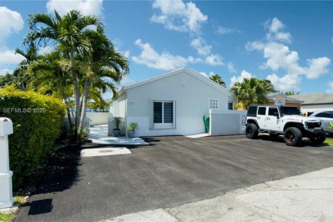 House in Miami, Florida 4 bedrooms, 153.2 sq.m. № 2079112