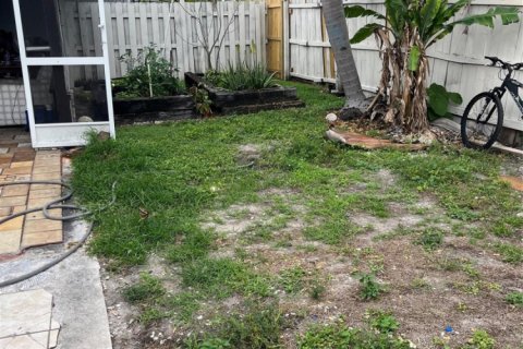 Commercial property in Lake Worth, Florida 202.34 sq.m. № 1072432 - photo 1