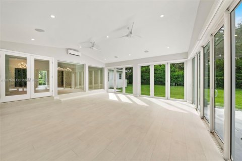 House in Miami, Florida 5 bedrooms, 402.64 sq.m. № 1981113 - photo 8