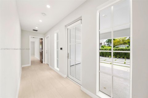 House in Miami, Florida 5 bedrooms, 402.64 sq.m. № 1981113 - photo 26