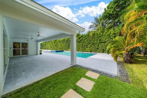 House in Miami, Florida 5 bedrooms, 402.64 sq.m. № 1981113 - photo 16