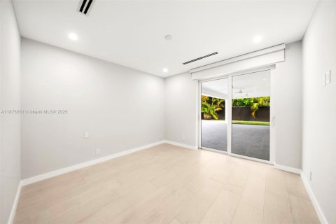 House in Miami, Florida 5 bedrooms, 402.64 sq.m. № 1981113 - photo 22