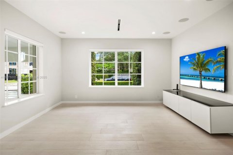 House in Miami, Florida 5 bedrooms, 402.64 sq.m. № 1981113 - photo 14