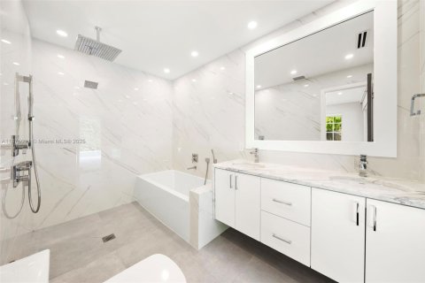 House in Miami, Florida 5 bedrooms, 402.64 sq.m. № 1981113 - photo 28