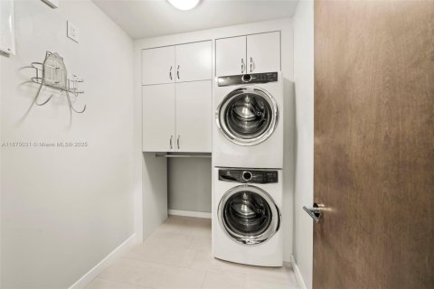 House in Miami, Florida 5 bedrooms, 402.64 sq.m. № 1981113 - photo 21