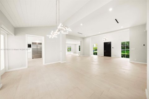 House in Miami, Florida 5 bedrooms, 402.64 sq.m. № 1981113 - photo 6