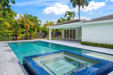 House in Miami, Florida 5 bedrooms, 402.64 sq.m. № 1981113 - photo 17
