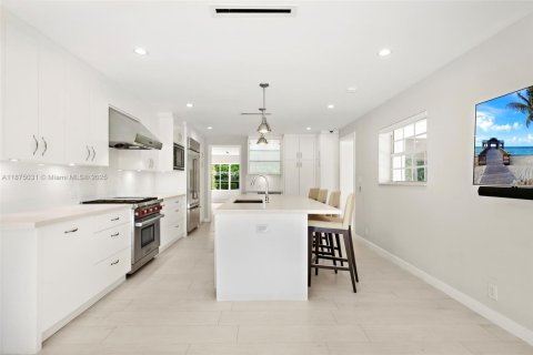 House in Miami, Florida 5 bedrooms, 402.64 sq.m. № 1981113 - photo 11