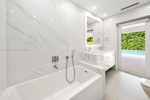 House in Miami, Florida 5 bedrooms, 402.64 sq.m. № 1981113 - photo 30