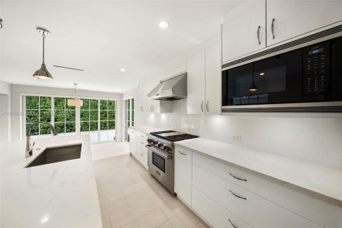 House in Miami, Florida 5 bedrooms, 402.64 sq.m. № 1981113 - photo 12
