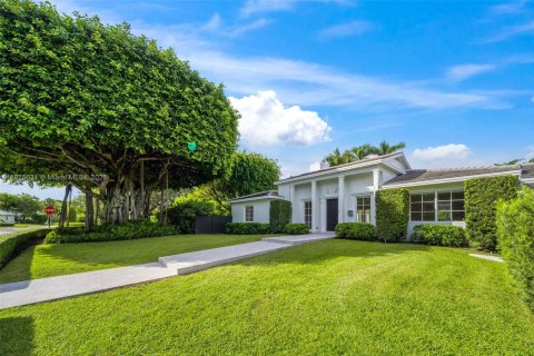 House in Miami, Florida 5 bedrooms, 402.64 sq.m. № 1981113 - photo 2