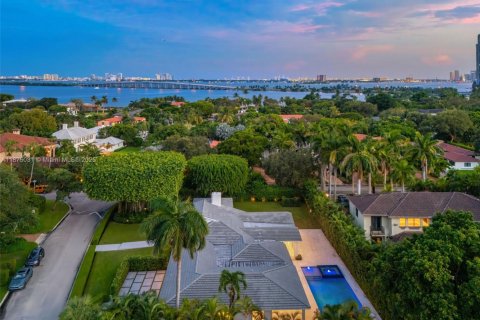 House in Miami, Florida 5 bedrooms, 402.64 sq.m. № 1981113 - photo 20