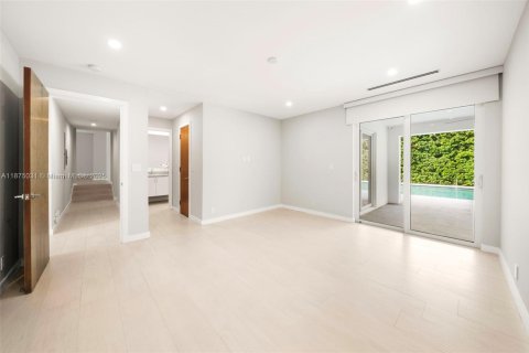 House in Miami, Florida 5 bedrooms, 402.64 sq.m. № 1981113 - photo 24