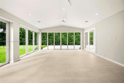 House in Miami, Florida 5 bedrooms, 402.64 sq.m. № 1981113 - photo 7