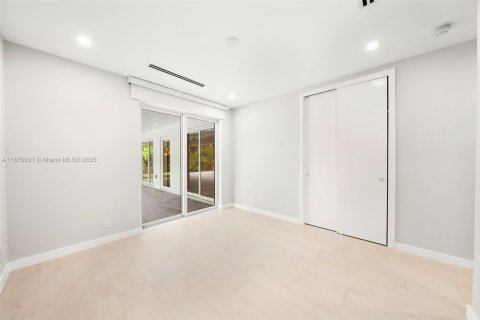House in Miami, Florida 5 bedrooms, 402.64 sq.m. № 1981113 - photo 23