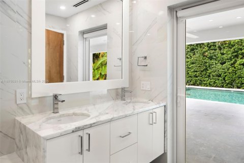 House in Miami, Florida 5 bedrooms, 402.64 sq.m. № 1981113 - photo 29