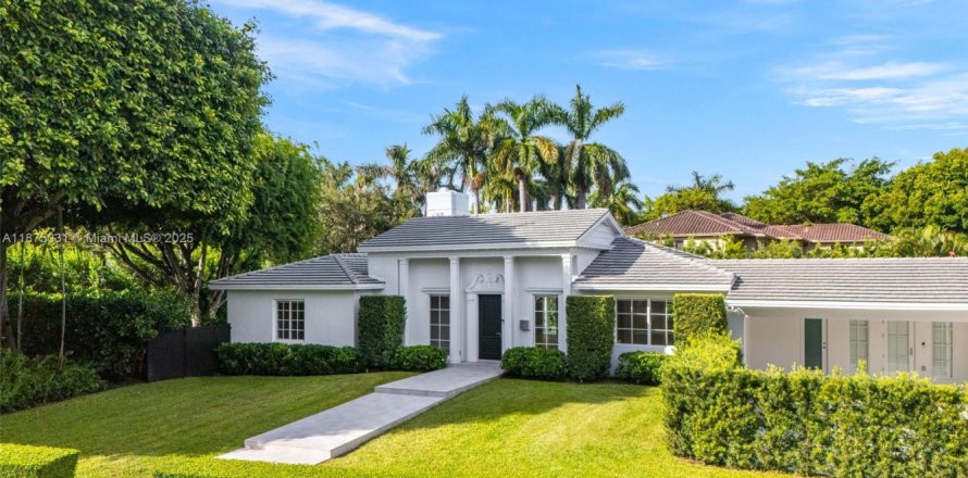 House in Miami, Florida 5 bedrooms, 402.64 sq.m. № 1981113