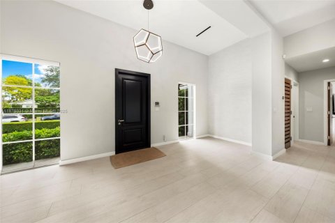 House in Miami, Florida 5 bedrooms, 402.64 sq.m. № 1981113 - photo 9