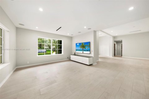House in Miami, Florida 5 bedrooms, 402.64 sq.m. № 1981113 - photo 13