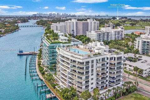 Купить кондоминиум в Бей-Харбор-Айлендс, Флорида 3 спальни, 121.24м2, № 1968188 - фото 1